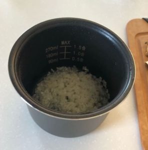 洗った白米と炊飯器